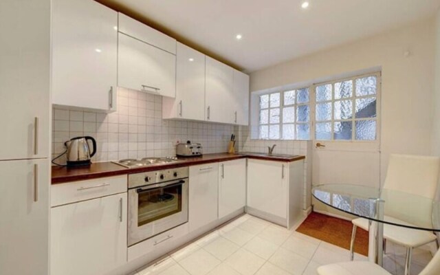 Two Bed Flat in Fashionable Chelsea