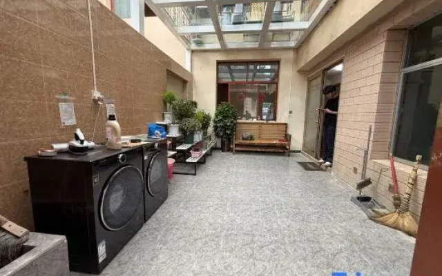 Linyi Apartment (Shangri-La Passenger Station)