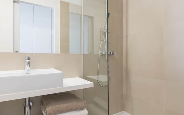 Elegant and Bright Apt Estoril by LCH