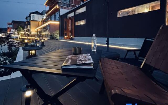 Xianyun Lakeside Hostel