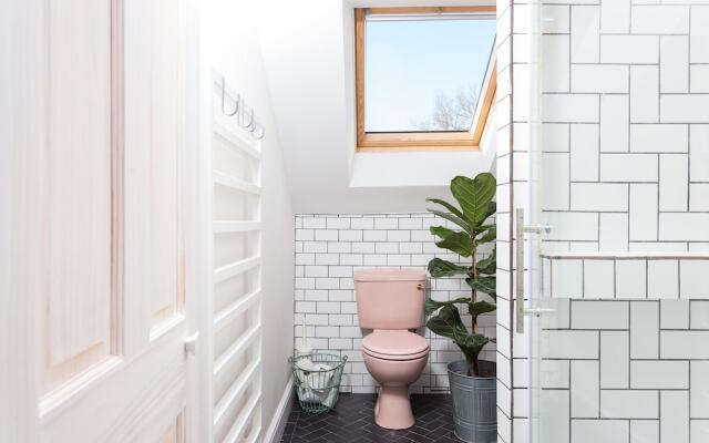 3 Bedroom Home in East London Accommodates 7