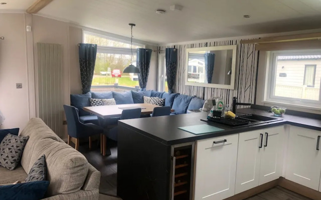 7 Guests - 3 Bedrooms - Pool - Balcony - Parking