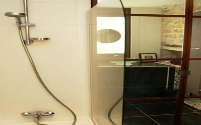 Large Marais Studio (321)