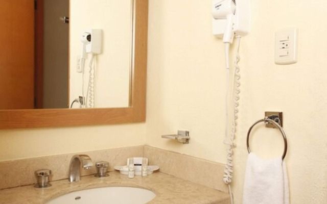 La Posada Hotel y Suites