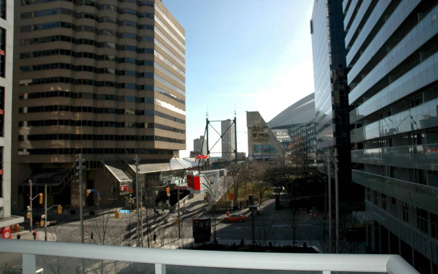 Livingsuites Toronto - Front & John