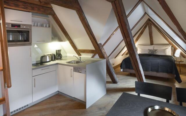 3 Epoques Apartments by Adrez Living