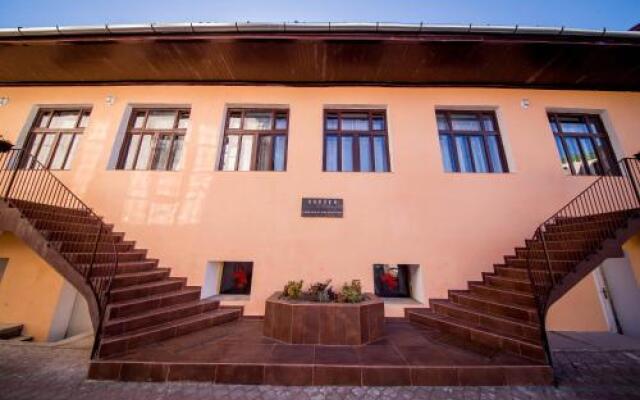 Boul Rosu Residence