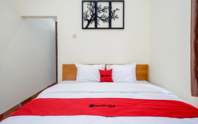 RedDoorz near Rita Supermall Purwokerto 2