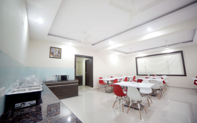 FabHotel Pearl City HiTech City