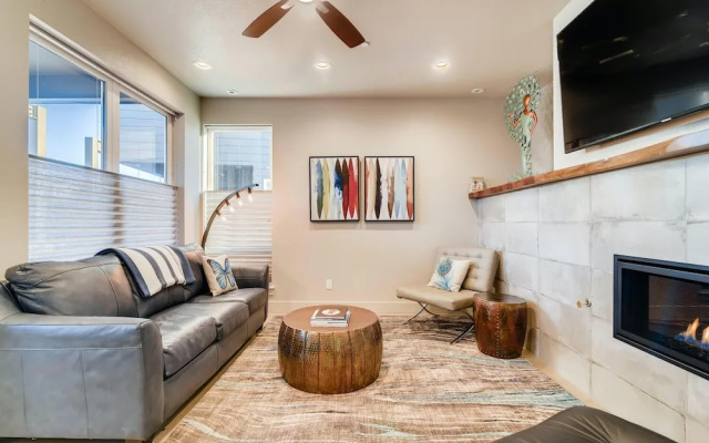 Fancy Townhome Near Old Town, Breweries and River!