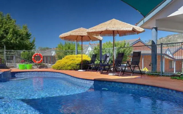 Blazing Stump Motel & Suites