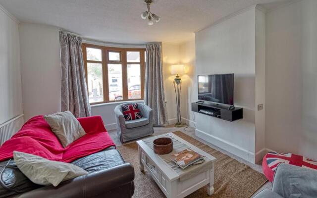 Cosy 3 Bedroom Home with Parking