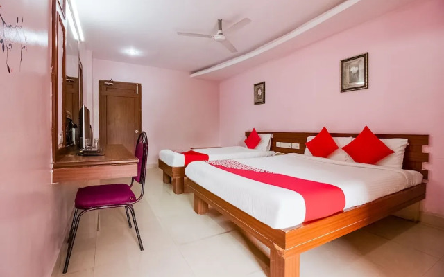 OYO 737 Hotel Manny'S Palace