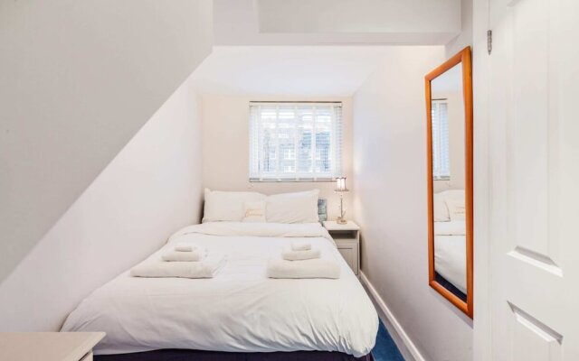 Modern 2 bed Flat, West Kensington, Sleeps 4