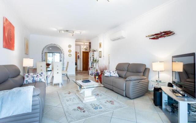 Great 2 bedroom apartment with communal pool