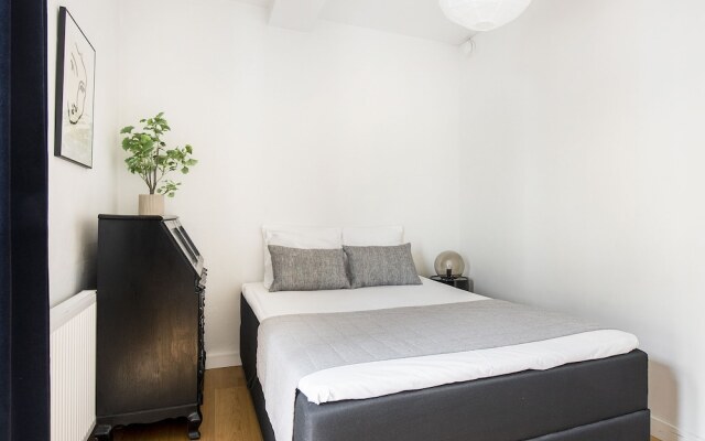 Sanders Leaves - Chic 3-bdr Apt With City View