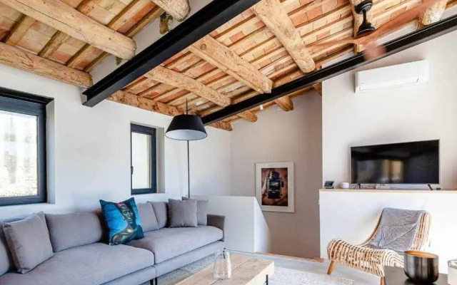 Velo Vern 3 Luxury penthouse w views of city wall