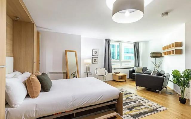 Modern Studio Apartment - St Georges Wharf