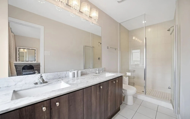 Family-friendly 3BR Mississauga Home w Parking