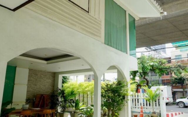 Saphan Krungthep Hostel & Spa