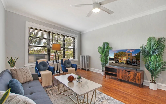Classic & Charming 2BR Apt in Lincoln