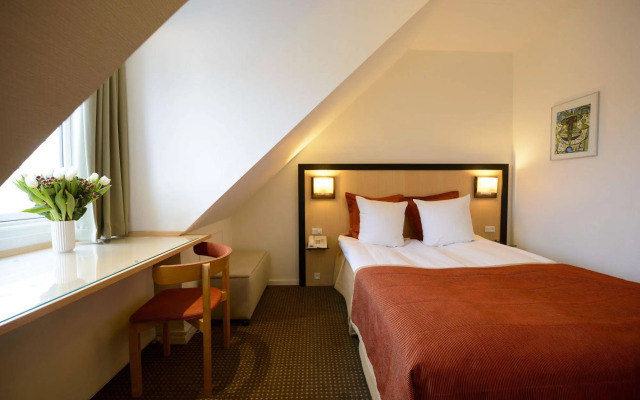 Ascot Hotel & Apartments
