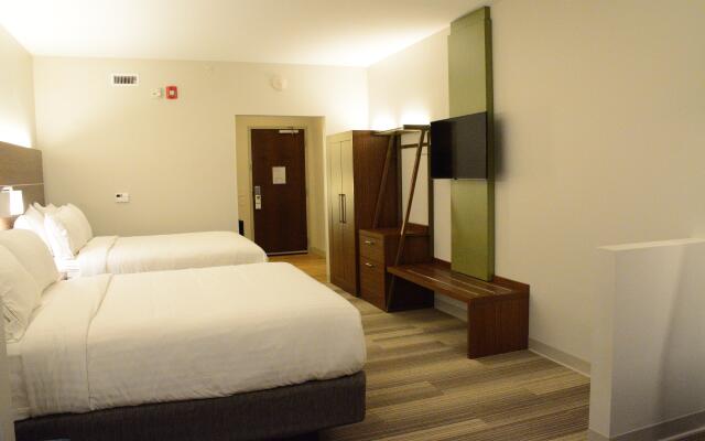 Holiday Inn Express & Suites Lexington Park-California, an IHG Hotel