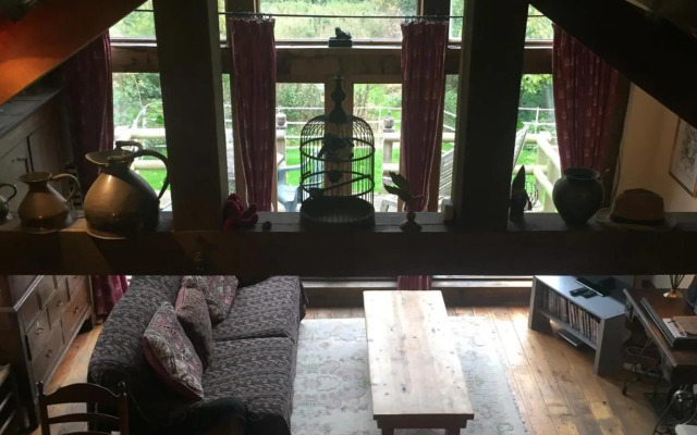 Little Pentre Barn with seasonal Swimming Pool