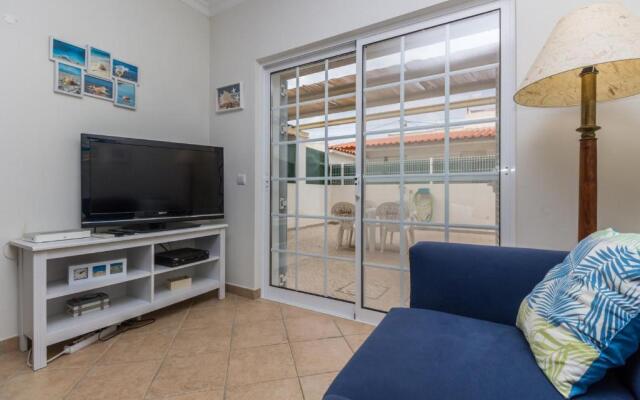 4 bedroom villa wi-fi and shared pool by ALGARVEMANTA