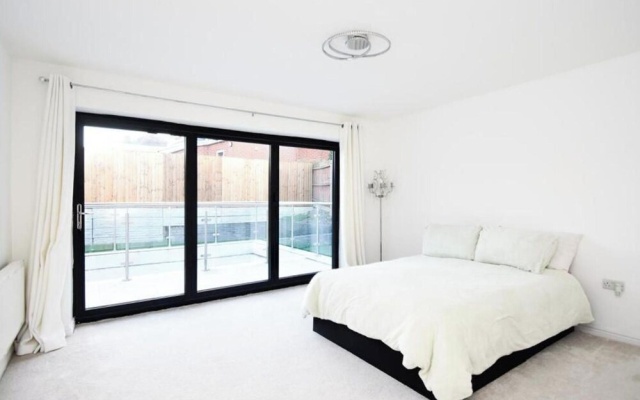 8 Bedroom House Sleeps 20 - Private Garden