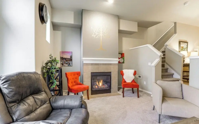 Walk to Mcmenamins Edgefield: Inviting Townhome!