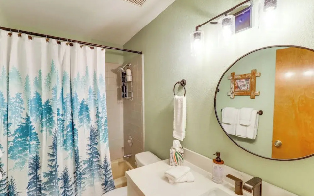 Golf, Hike, Explore! Family-friendly Pinetop Haven