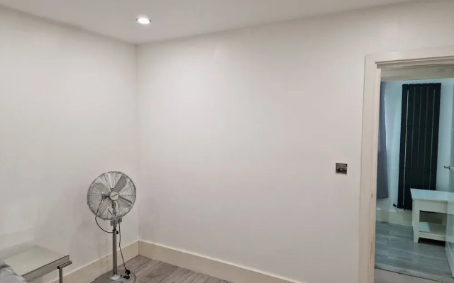 Cozy Dagenham Retreat - 2BR House
