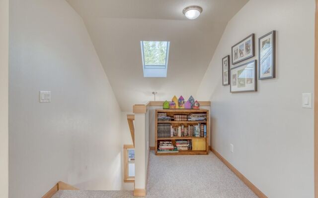 Moon Over Manzanita (MCA 1549)