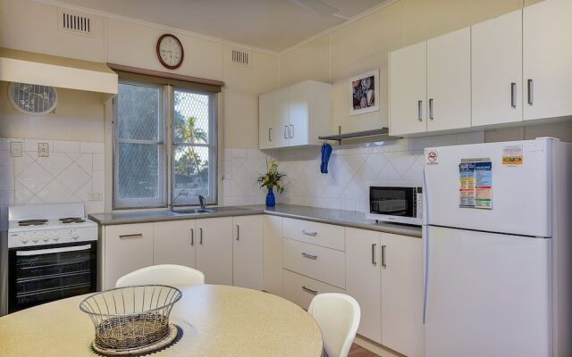 Getaway Villas Unit 3 - 3 Bedroom Self-Contained Villa with a Deck