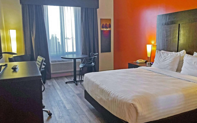 Econo Lodge Inn & Suites