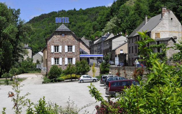 Logis Hôtel Restaurant Les 2 Rives - A75, en bordure de rivière