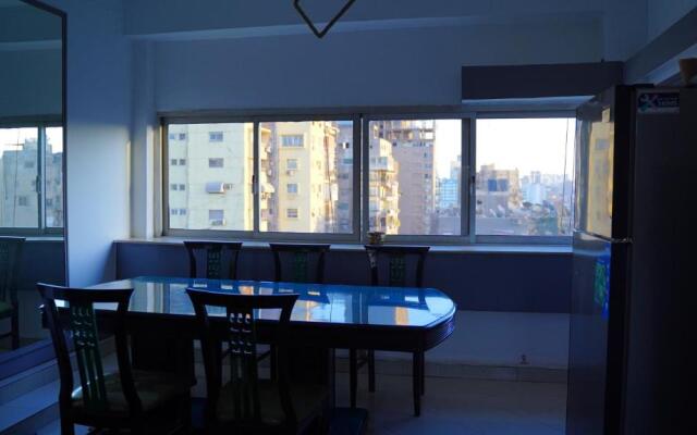 Spacious 2 Bedroom Apt Viewing the Holy Nile