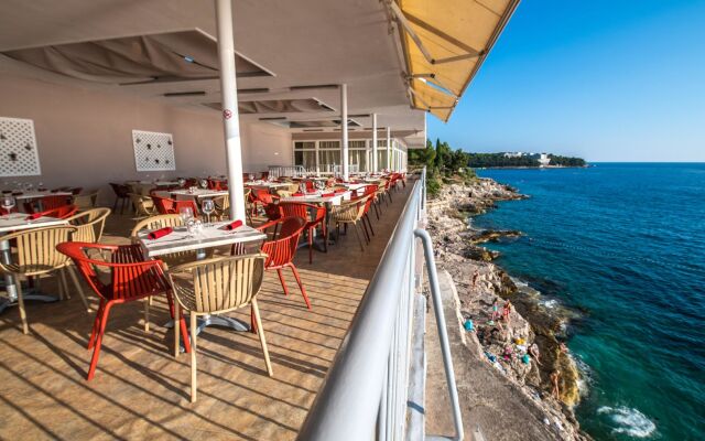 Splendid Golden Rocks Resort