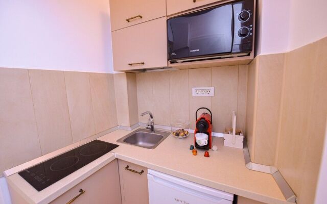 Tres Chic Studio - Victoria Avenue
