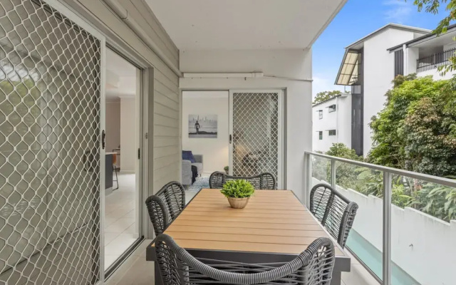 Central Cosy 2-bed With Pool and Near QUT & CBD