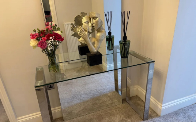 Luxury Full Apartment Free Secure Parking King bed