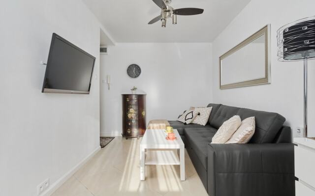 Black & White Studio by Renters
