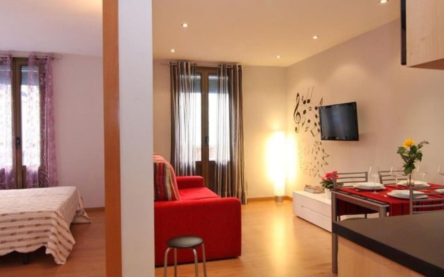 Fira Poble Bohemian 2 Bedroom 3Rd Floor Walk Up Rnu 68364