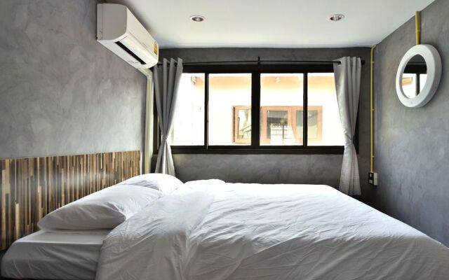 M Gray Hostel & Cafe