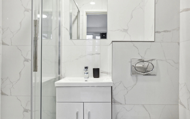 STH Sutherland Avenue Apartment