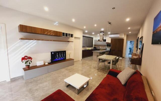 Ocean Blue Apt4 luxurious, modern Apt at Zonqor Pt