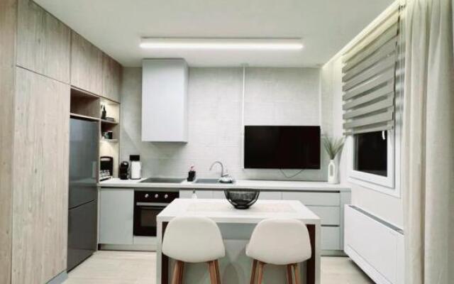 8 Blocks Apartments 4B