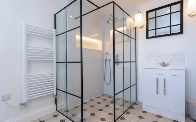 Gloucester Place Townhouse with Hot Tub