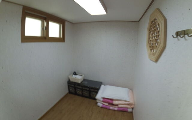 Go Woon Dang Hanok Guest House